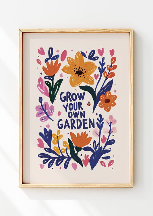 un cadre en bois avec l'affiche folk art "grow your own garden" avec des fleurs bleues et oranges