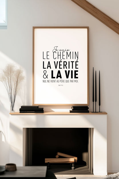 Poster verset de la bible en texte noir sur fond blanc dans un cadre en bois, au dessus d'un meuble
