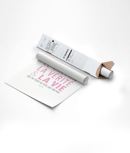Emballage de l'affiche citation biblique en version rose et noir, dans un carton triangle