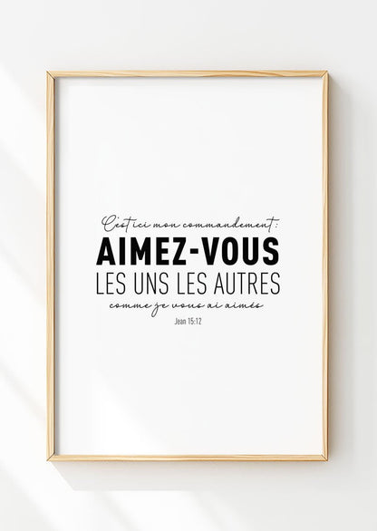 Affiche chrétienne du verset biblique de jean 15:12 mis en valeur dans un cadre en bois