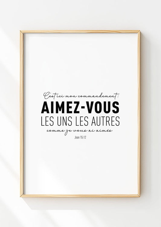 Affiche chrétienne du verset biblique de jean 15:12 mis en valeur dans un cadre en bois