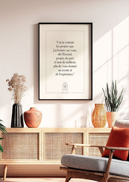 Affiche chrétienne du verset biblique Jérémie 29:11 dans un cadre sur le mur d'un salon.
