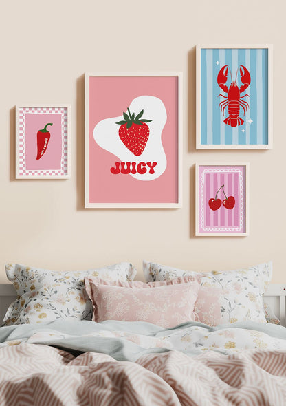 Plusieurs affiches fruits aux couleurs pop encadrées sur le mur d'une chambre.