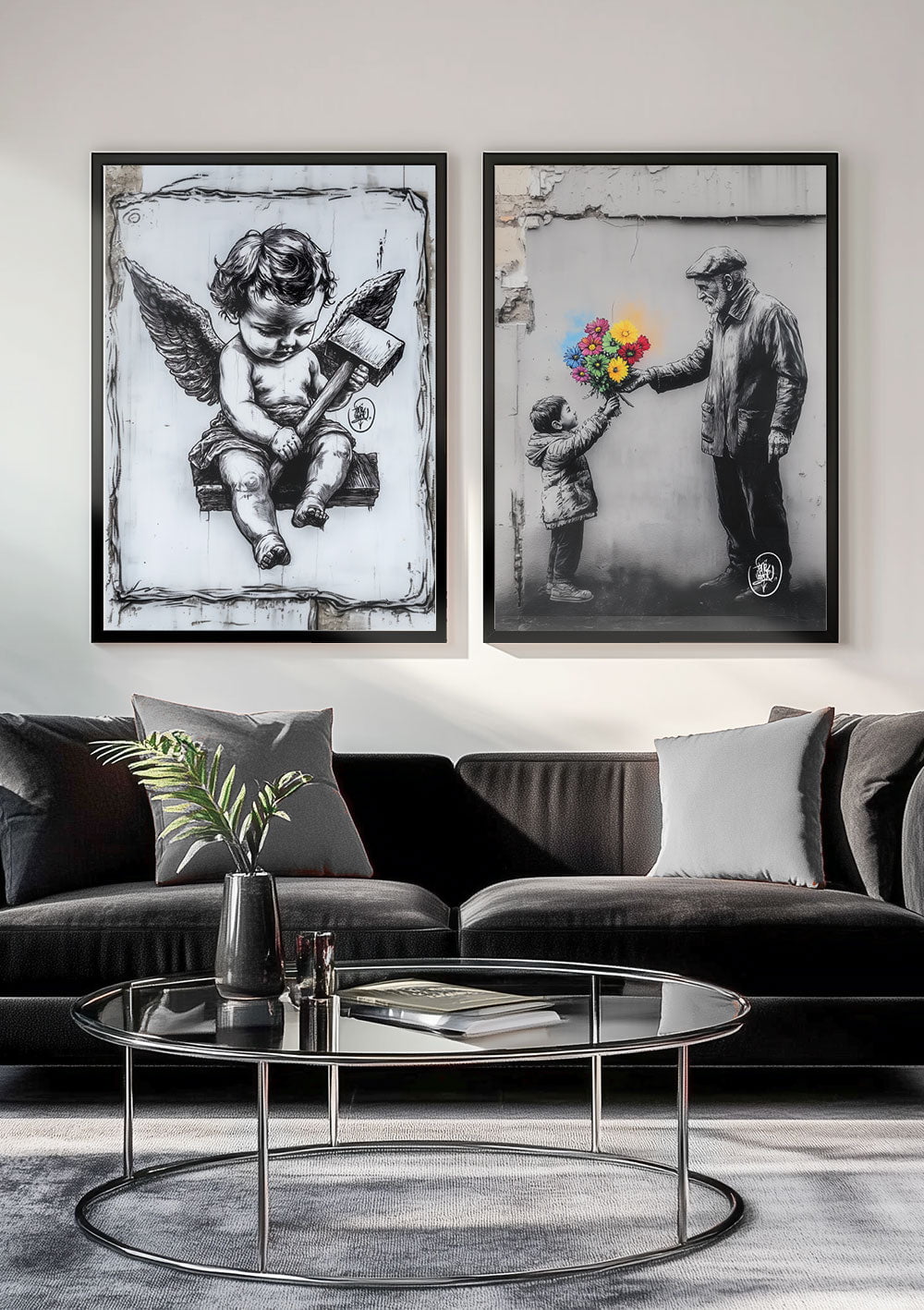Duo de posters noir et blanc inspirés de banksy encadrés au dessus d'un canapé.