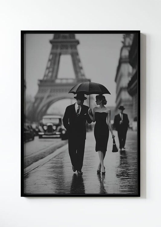 affiche photographie noir et blanc d'un couple se baladant dans paris dans un cadre noir