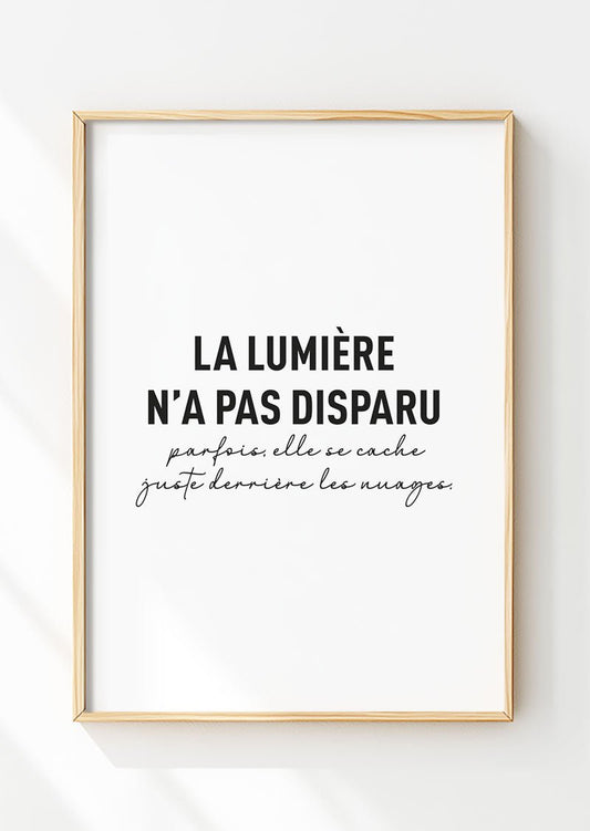 affiche chrétienne dans un cadre en bois représentant une citation pleine d'espoir, en noir et blanc.