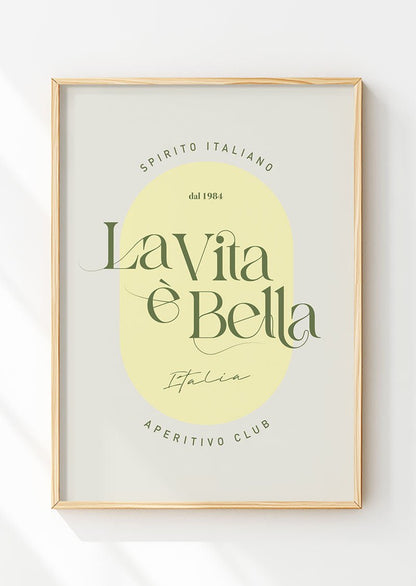Poster italie typographie La vita è bella sur fond jaune avec texte dans un cadre bois