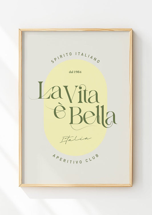 Poster italie typographie La vita è bella sur fond jaune avec texte dans un cadre bois