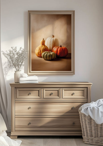 Affiche automne montrant 4 courges orange et beige, accrochée dans une chambre
