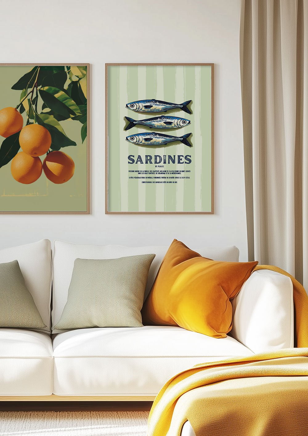 Deux poster été oranges et sardines encadrées au dessus d'un canapé