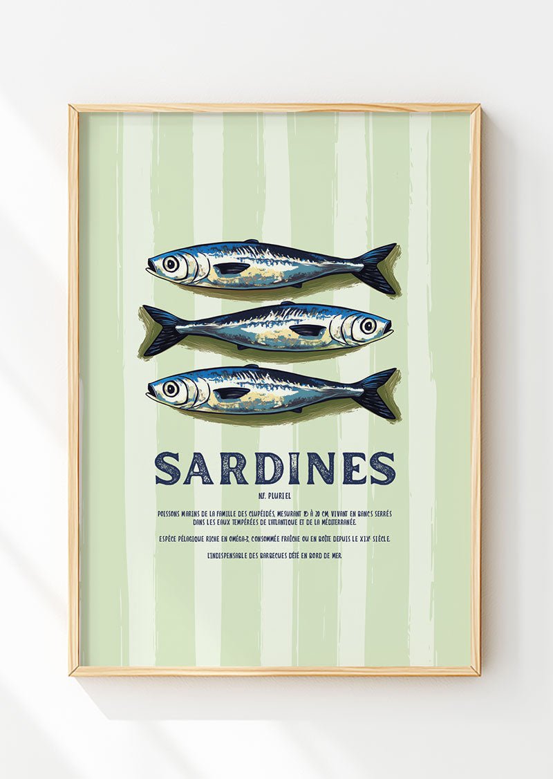 Poster mer montrant trois sardines illustrées sur fond rayé vert pale dans un cadre en bois.