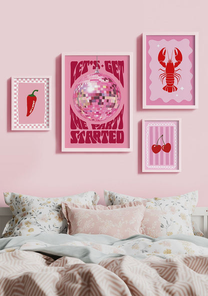 Mise en situation sur le mur d'une chambre de quatre affiche aux tons rose et rouge.