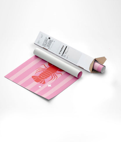 Affiche homard fond rose rayé emballée dans un carton triangle.