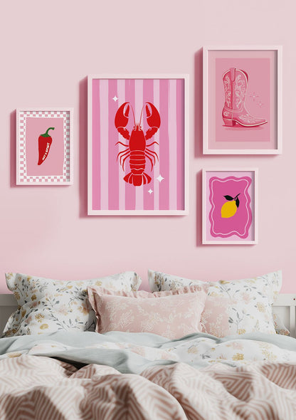 Mise en situation de quatre poster funky aux tons rose et rouge, dans une chambre.