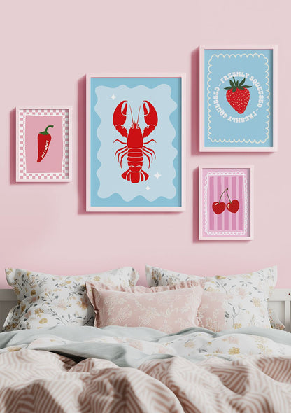 Quatre affiches dans les tons de rose et de bleu encadrés sur un mur dans une chambre