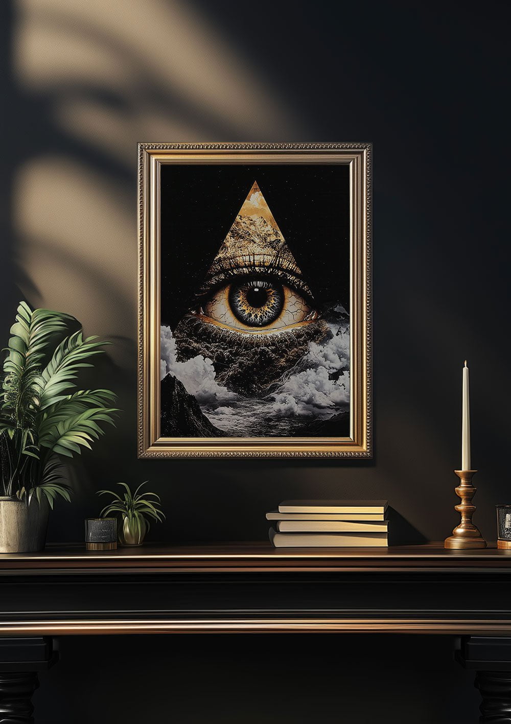 Affiche d'un oeil dans un triangle encadrée sur un mur dans une décoration cabinet de curiosités