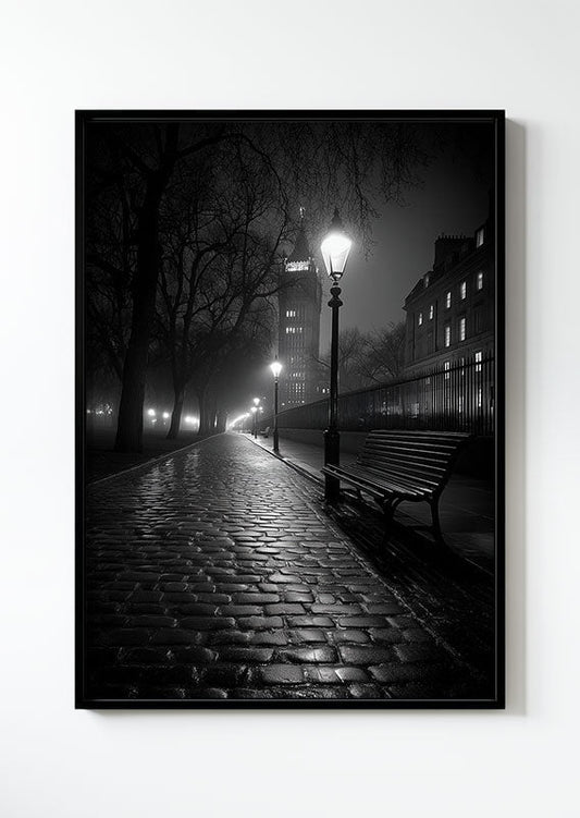 Affiche photographie noir et blanc d'une rue pavée et d'un banc la nuit, dans un cadre noir