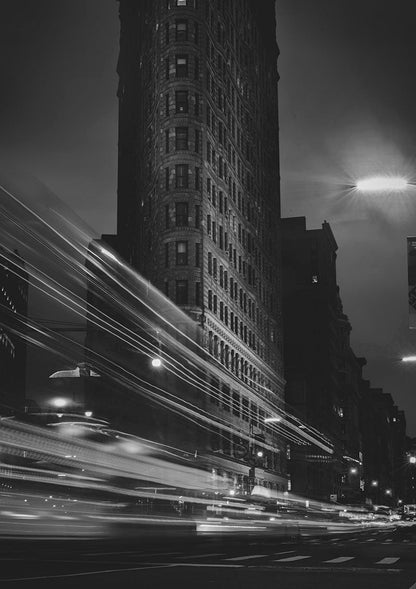 Affiche photographie noir et blanc de manhattan avenue de nuit, avec des lumières filantes. 