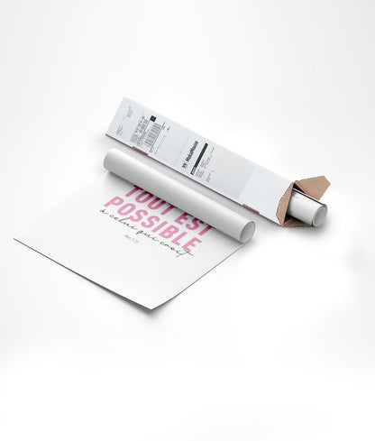 Affiche citation verset Marc 9:23 "tout est possible" en typographie rose et noir, emballée dans un carton