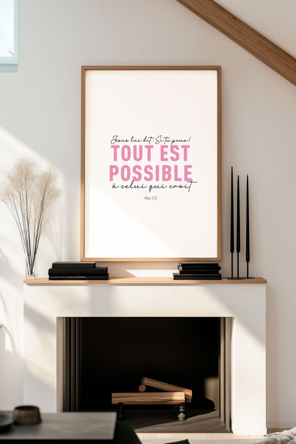 Poster chrétien  Marc 9:23 typo rose et noir accroché au dessus d'une cheminée 
