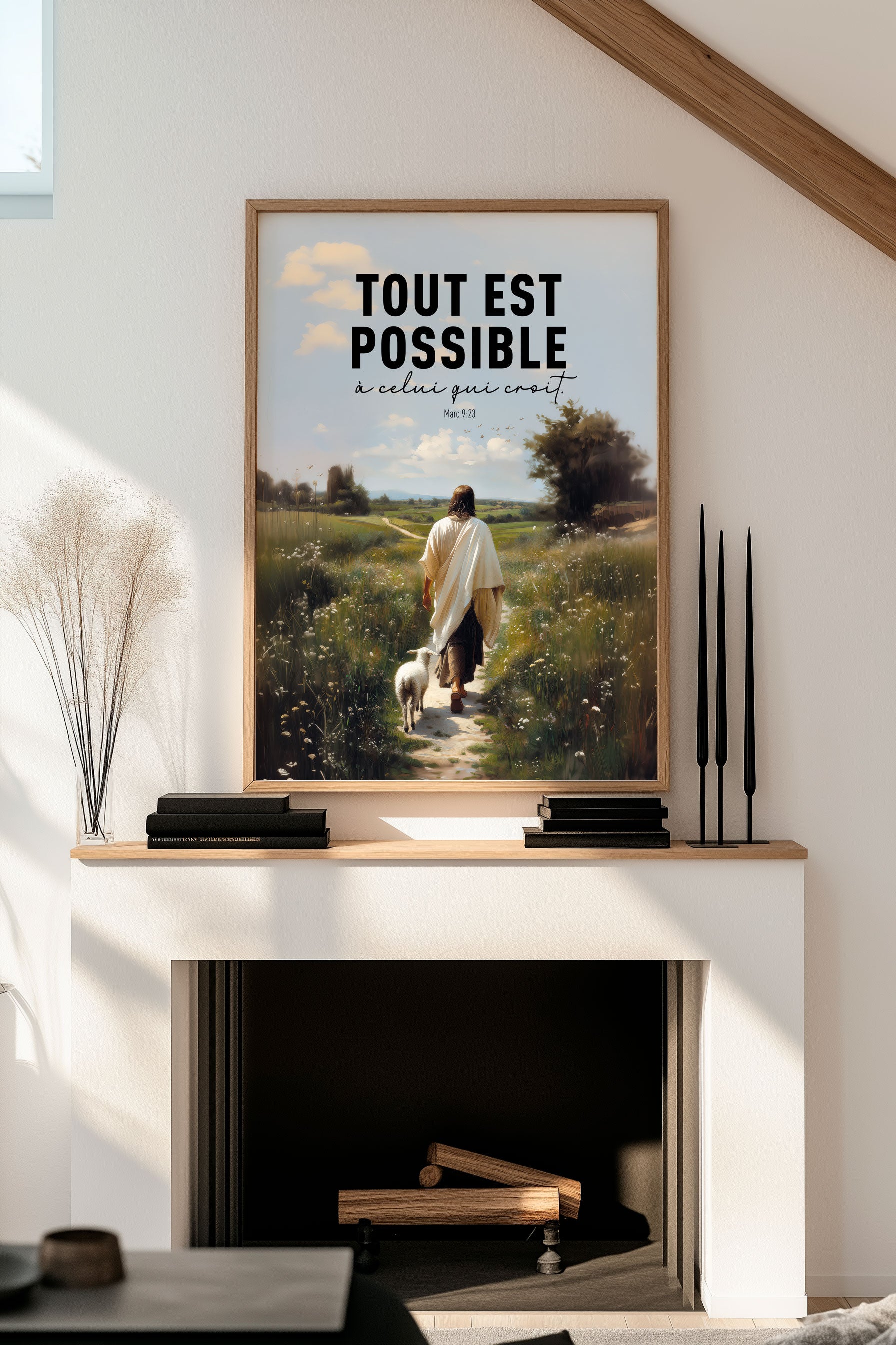 Affiche chrétienne jesus et son agneau avec verset de la bible accrochée au dessus d'une cheminée