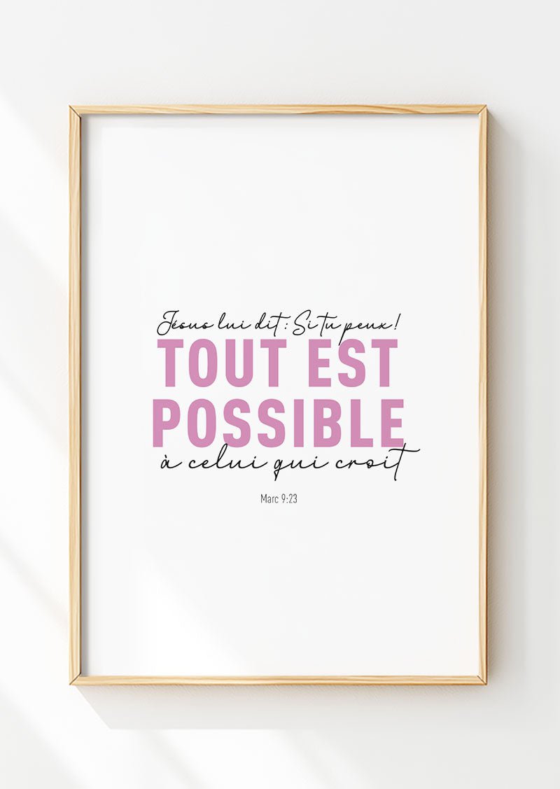 Affiche chrétienne Marc 9:23 en typo noir et rose, dans un cadre en bois