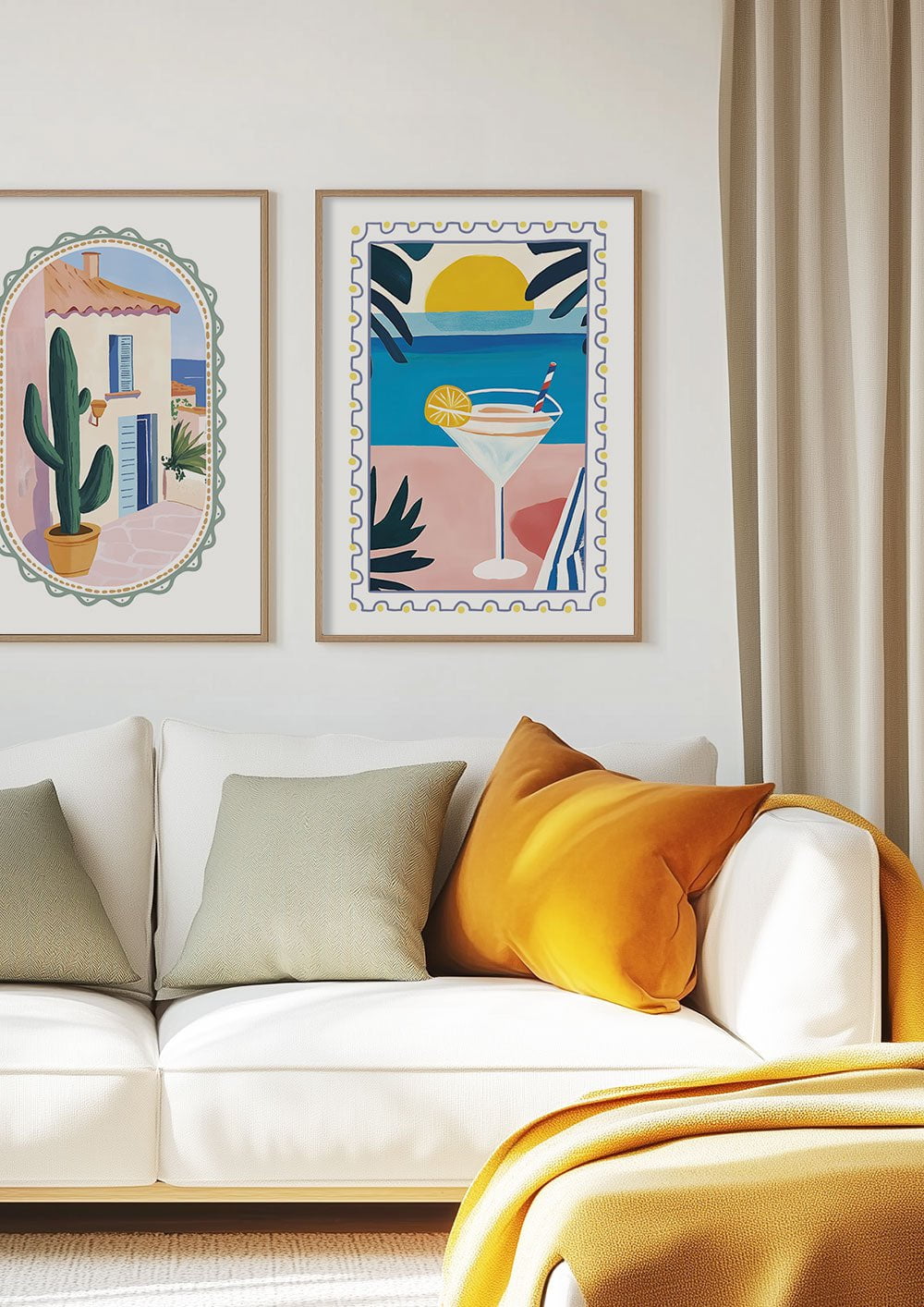 Duo d'affiche murale été d'un cactus et d'un martini, encadrées au dessus d'un canapé