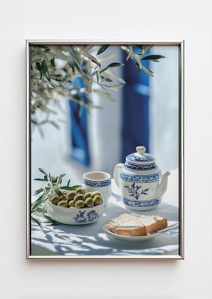 Poster photo cuisine d'un bol d'olives et d'un service à thé dans un cadre chrome