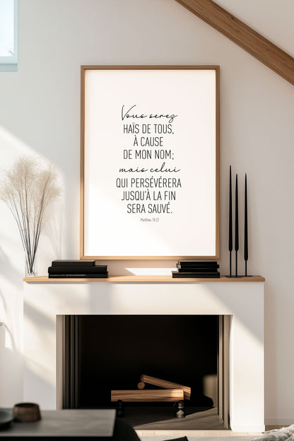 Affiche chrétienne Verset matthieu 10:22 en texte noir sur fond blanc, encadrée sur un mur