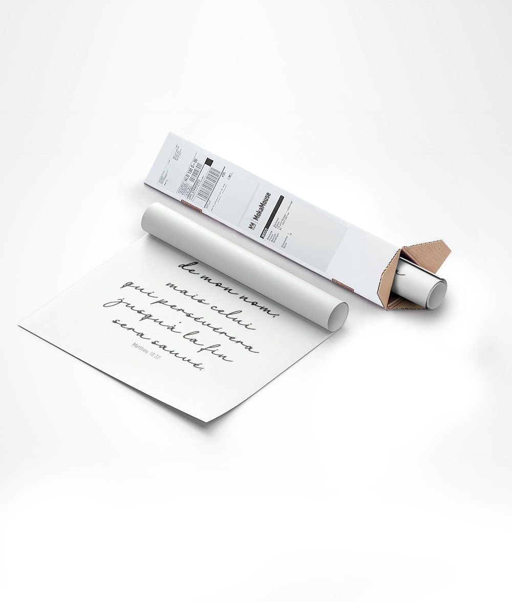 Affiche bible citation verset en typo manuscrite enroulée sur tube et mise dans un carton triangulaire