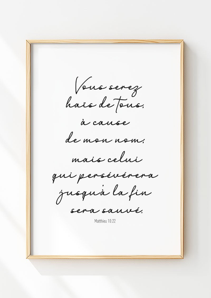 Affiche chrétienne du verset matthieu 10:22 en typographie manuscrite dans un cadre en bois