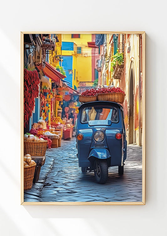 Poster photo été montrant une ruelle de milena et un triporteur dans un cadre en bois