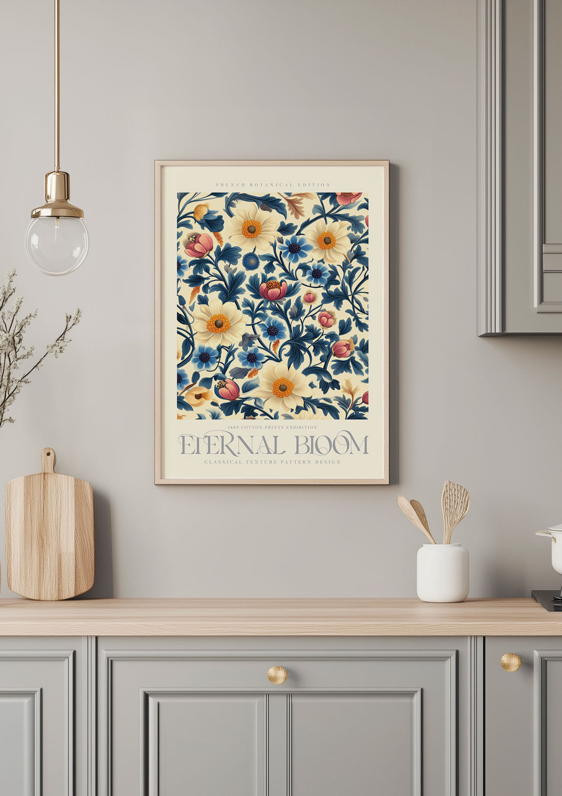Affiche murale William Morris de fleurs blanches sur un mur clair, dans une cuisine épurée.
