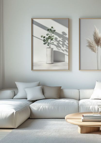 Affiche murale botanique d'un eucalyptus en pot, sur un mur blanc dans un salon.