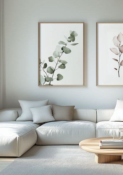 Mise en situation de la photographie botanique de l'eucalyptus sur un mur blanc, dans un salon.