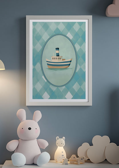 Affiche pour chambre bébé bateau de pêche mise en situation dans une chambre de bébé au mur bleu.