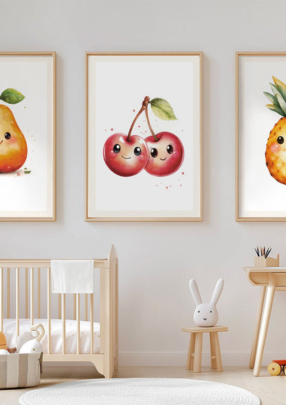 Affiche pour chambre bébé de cerises encadrée au milieu de deux autres affiches.