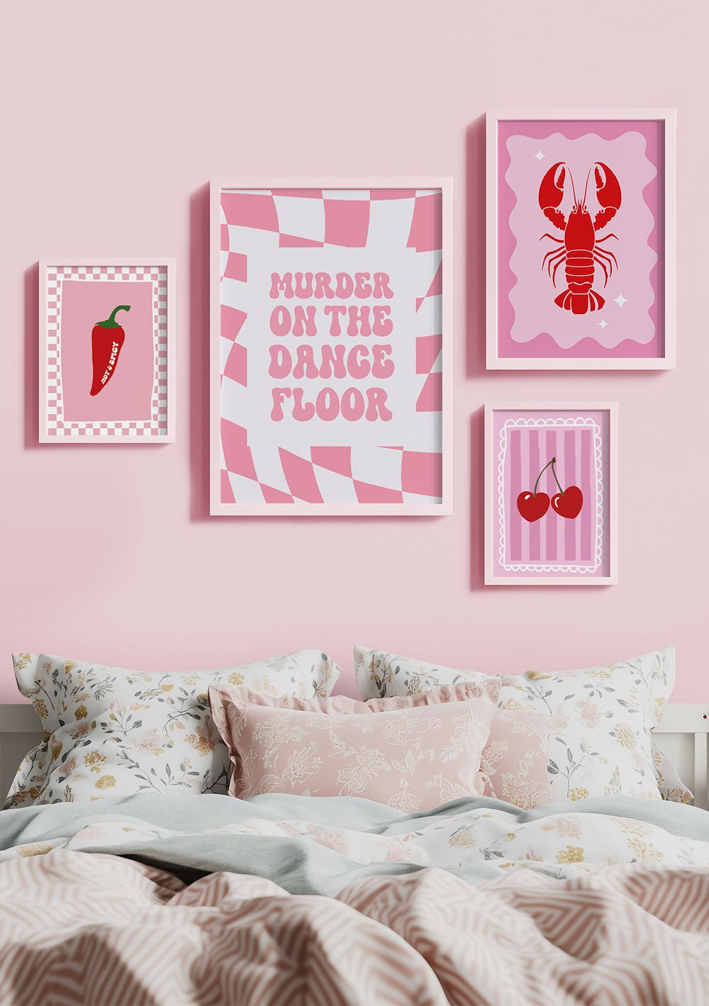 Quatre poster funky rose et rouge sur le mur d'une chambre au dessus d'un lit.