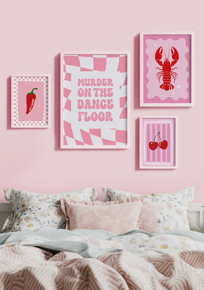 Quatre poster funky rose et rouge sur le mur d'une chambre au dessus d'un lit.