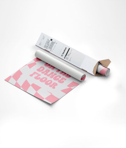Affiche vintage pop typo rose et damier dans son emballage en carton triangle.