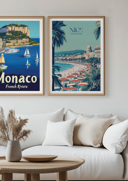 Duo d'affiches de villes rétro encadrées au dessus d'un canapé blanc.