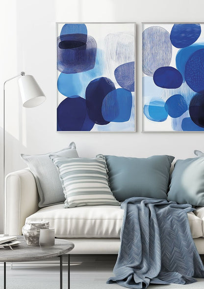 Duo de poster abstraits formes bleues mises en situation sur le mur d'un salon