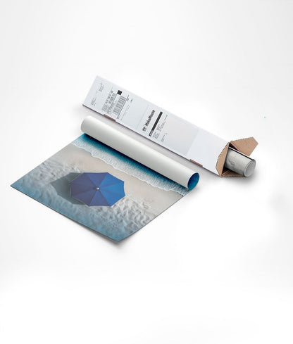 Poster plage et parasol bleu emballée dans un carton triangulaire
