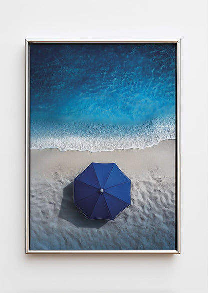 Poster photo mer et plage représentant la mer vue du dessus, et un parasol bleu dans un cadre chrome