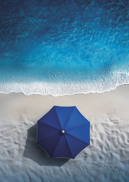 Affiche mer et plage représentant la mer vue du dessus, et un parasol bleu sur le sable