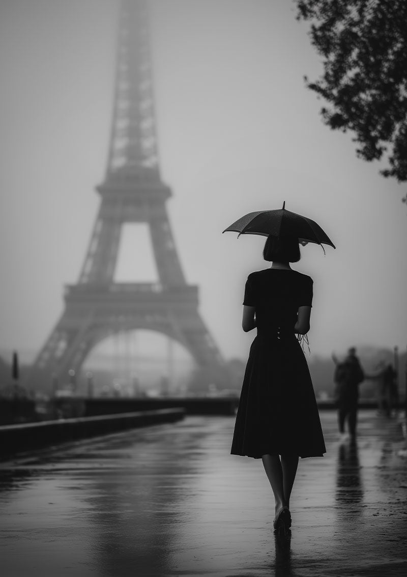 Affiche photographie noir et blanc d'une femme de dos marchant sous la pluie face à la tour eiffel