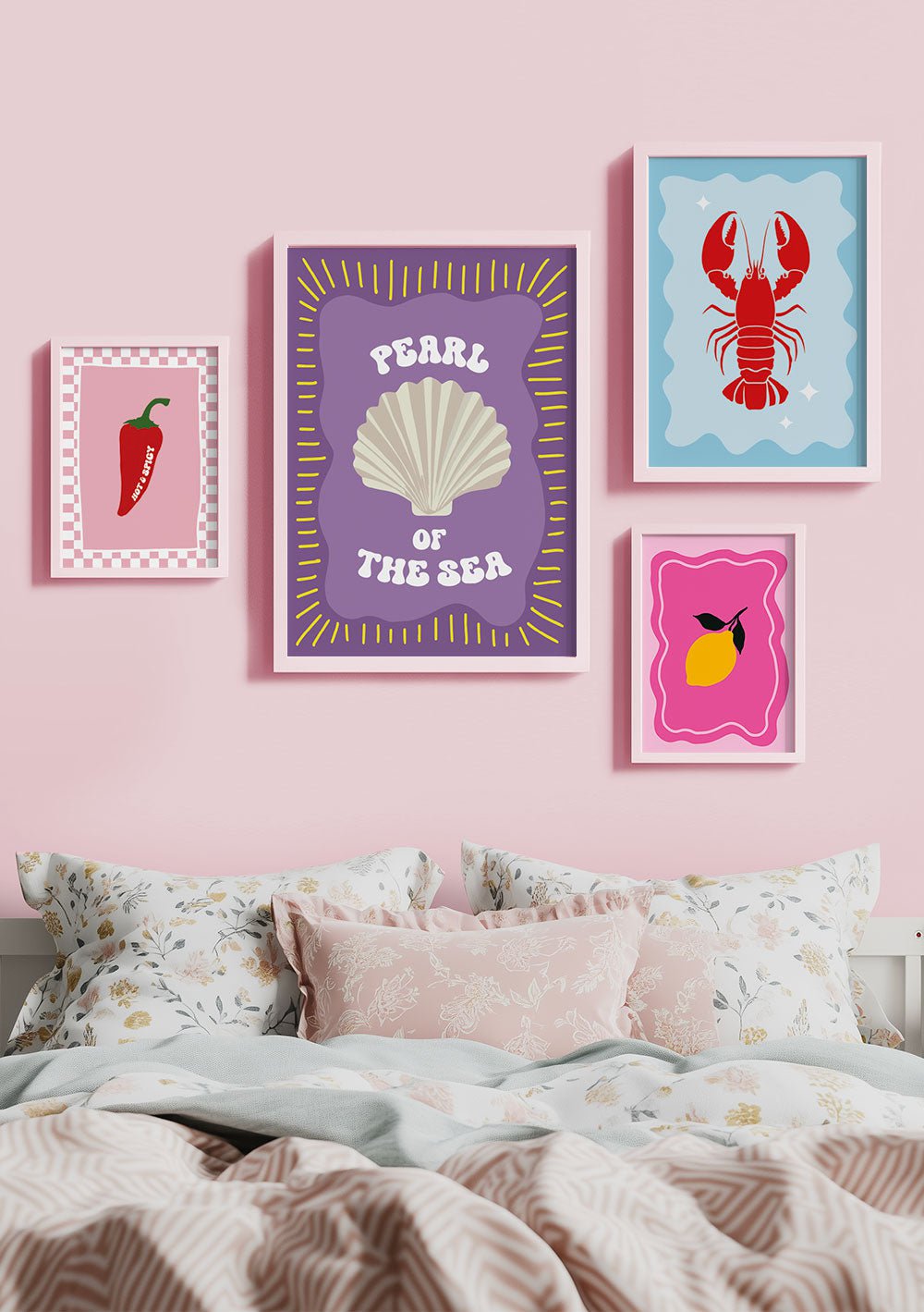 Quatre posters aux couleurs pop mises en situation sur le mur d'une chambre.