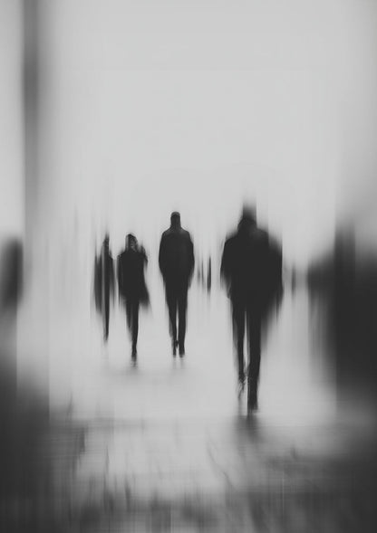 affiche photographie noir et blanc floue et abstraite de personne marchant dans la rue