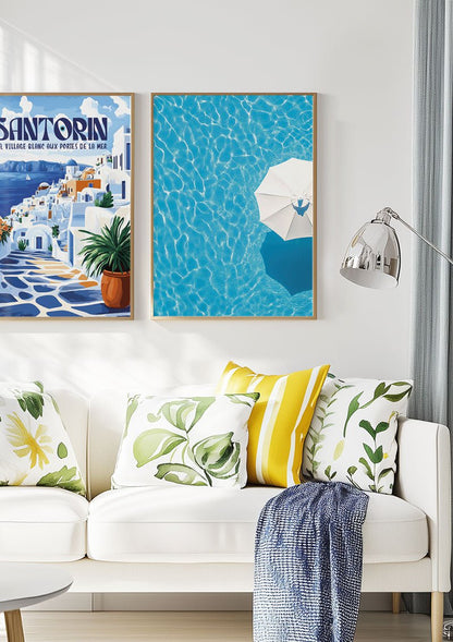 Affiche été piscine et parasol accroché à côté de l'affiche village de santorin