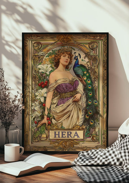 Affiche art déco 1930 du portrait d'Hera dans un cadre posé au sol d'une chambre.